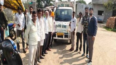 किसानों को दी जा रही आधुनिक कृषि यंत्रों की जानकारी