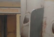 Kukshi के बालिका शौचालय में पुरुषों के यूरिनल, 3.12 लाख की लागत से बना लेकिन 6 साल से अधिकारी अनजान