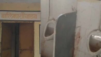 Kukshi के बालिका शौचालय में पुरुषों के यूरिनल, 3.12 लाख की लागत से बना लेकिन 6 साल से अधिकारी अनजान Kukshi के बालिका शौचालय में पुरुषों के यूरिनल, 3.12 लाख की लागत से बना लेकिन 6 साल से अधिकारी अनजान