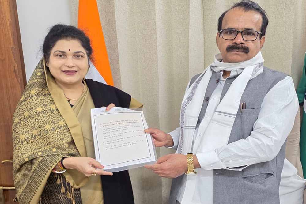 केंद्रीय राज्यमंत्री कुरियन से राज्यमंत्री श्रीमती कृष्णा गौर ने की भेंट