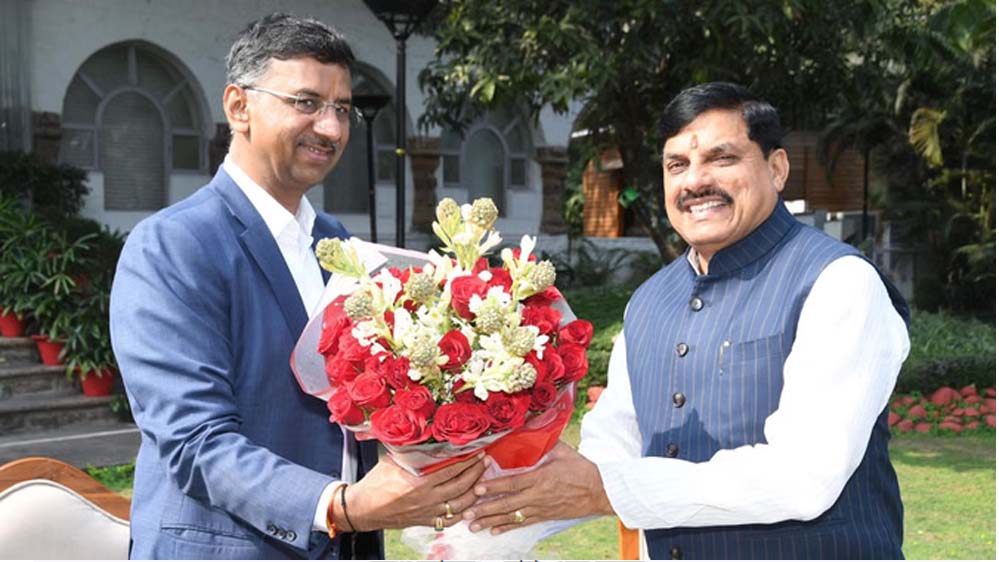 IAS ट्रांसफर अपडेट: मोहन के मिडनाइट मैसेज के बाद मनीष सिंह और वर्णवाल बने ताकतवर, CM ने 2026 रोडमैप पर जताई गंभीरता