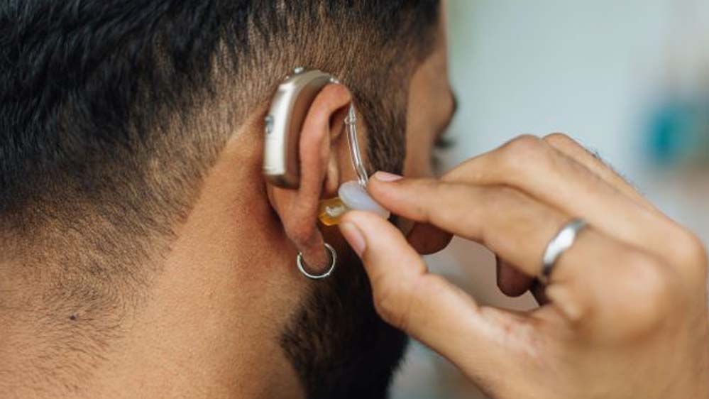 WHO की चौंकाने वाली रिपोर्ट: 2050 तक हर चौथा व्यक्ति होगा सुनने की समस्या से जूझता