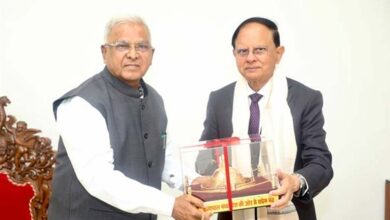 राज्यपाल मंगुभाई पटेल से प्रधानमंत्री के प्रमुख सचिव डॉ. पी.के. मिश्रा की सौजन्य भेंट राज्यपाल मंगुभाई पटेल से प्रधानमंत्री के प्रमुख सचिव डॉ. पी.के. मिश्रा की सौजन्य भेंट