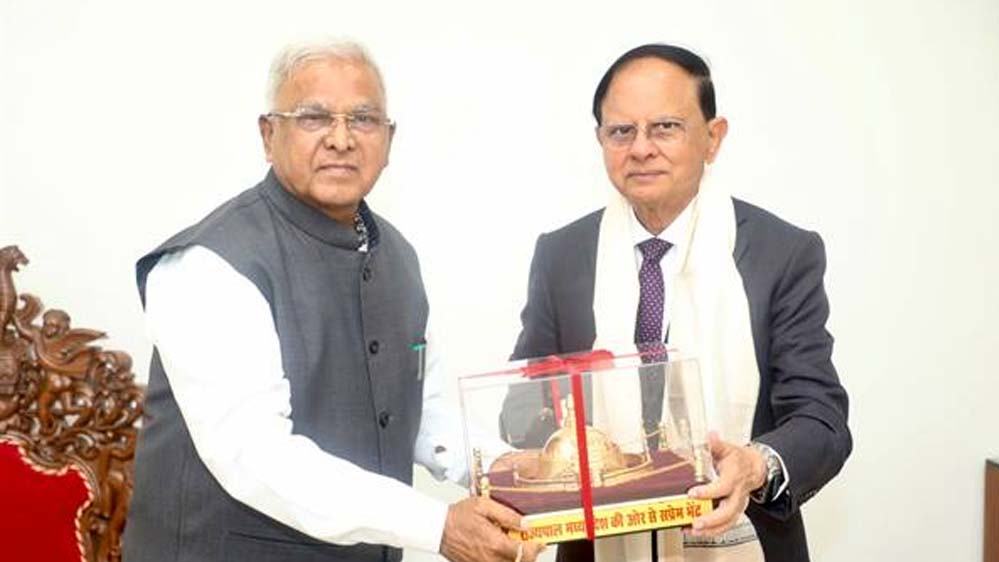 राज्यपाल मंगुभाई पटेल से प्रधानमंत्री के प्रमुख सचिव डॉ. पी.के. मिश्रा की सौजन्य भेंट राज्यपाल मंगुभाई पटेल से प्रधानमंत्री के प्रमुख सचिव डॉ. पी.के. मिश्रा की सौजन्य भेंट