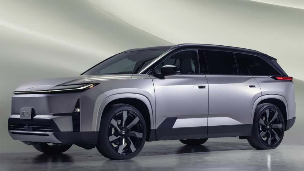 Toyota की पहली 3-रो इलेक्ट्रिक SUV लॉन्च, भारत में एंट्री की संभावना