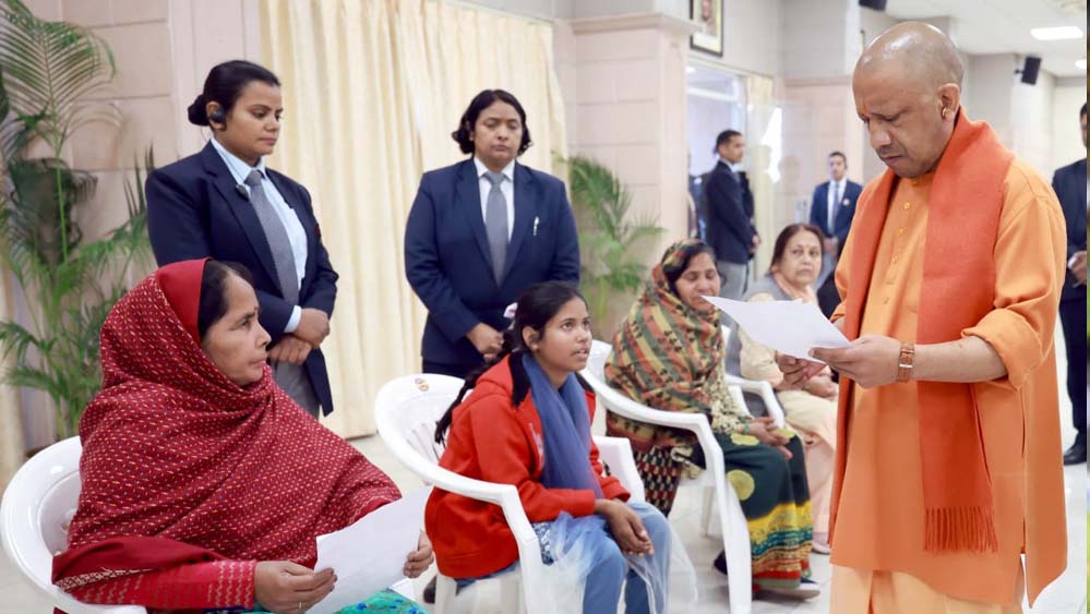 जनपद स्तर पर समस्याओं का निस्तारण सुनिश्चित करें अधिकारी: सीएम योगी