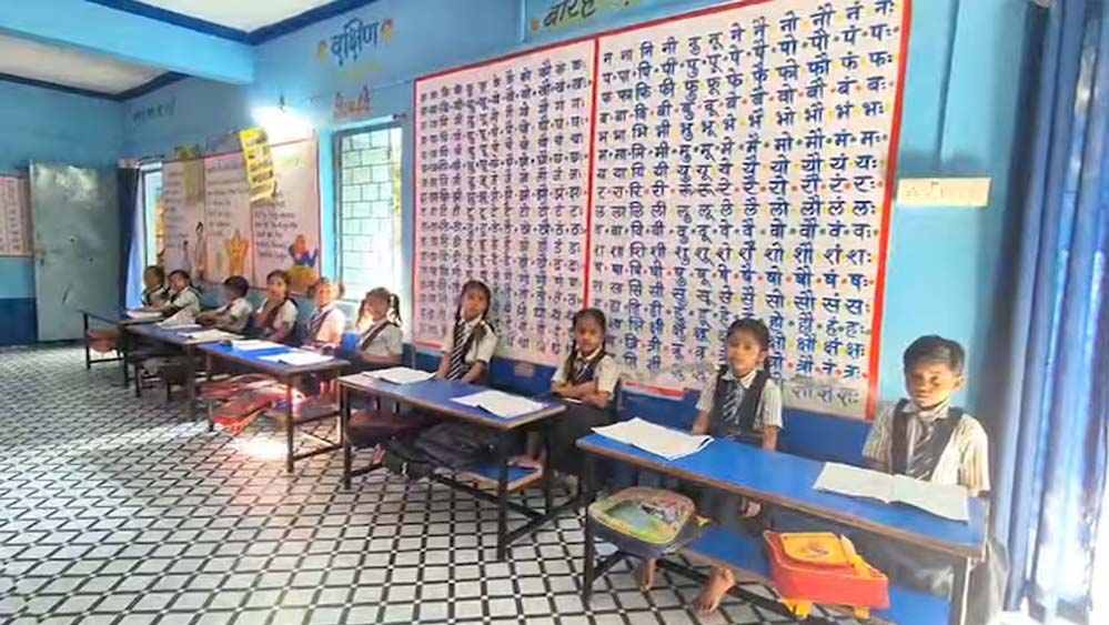 प्राइवेट को टक्कर देता रतलाम का सरकारी स्कूल: बैग बिना आते बच्चे, 40 तक के पहाड़े याद