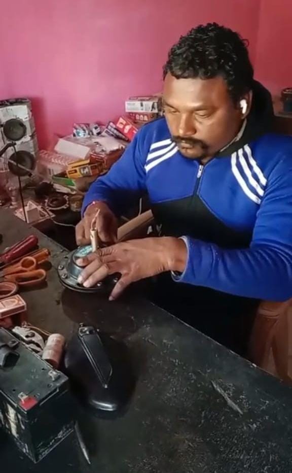 शासन के सहयोग से आत्मनिर्भरता की राह पर दिव्यांग राजेश कुमार पटेल