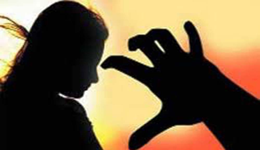 घर में घुसकर युवती के साथ की अश्लील हरकत