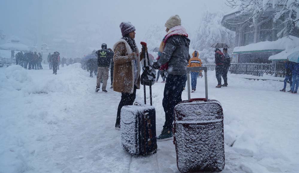 पहाड़ों में बदला मिजाज, गर्मी के बीच बारिश और बर्फबारी के संकेत पहाड़ों में बदला मिजाज, गर्मी के बीच बारिश और बर्फबारी के संकेत