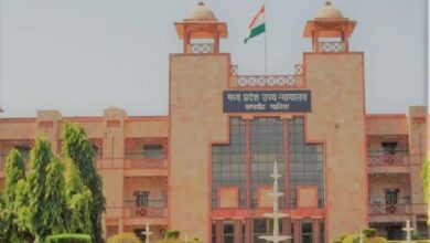 हाईकोर्ट का आदेश: पत्नी को पति के साथ रहने की अनुमति, महिला आरक्षक ‘शौर्य दीदी’ करेंगी निगरानी हाईकोर्ट का आदेश: पत्नी को पति के साथ रहने की अनुमति, महिला आरक्षक ‘शौर्य दीदी’ करेंगी निगरानी