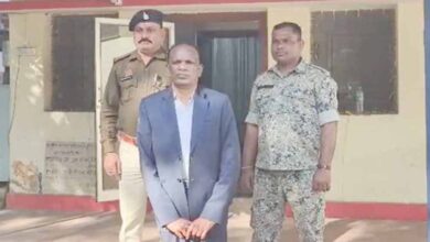 लाखों की हेराफेरी मामले में तत्कालीन जनपद CEO गिरफ्तार, मचा हड़कंप लाखों की हेराफेरी मामले में तत्कालीन जनपद CEO गिरफ्तार, मचा हड़कंप