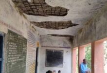 लोहरदगा के सरकारी स्कूल बदहाल: गिरती छतों और कमजोर दीवारों के साये में बच्चों की पढ़ाई