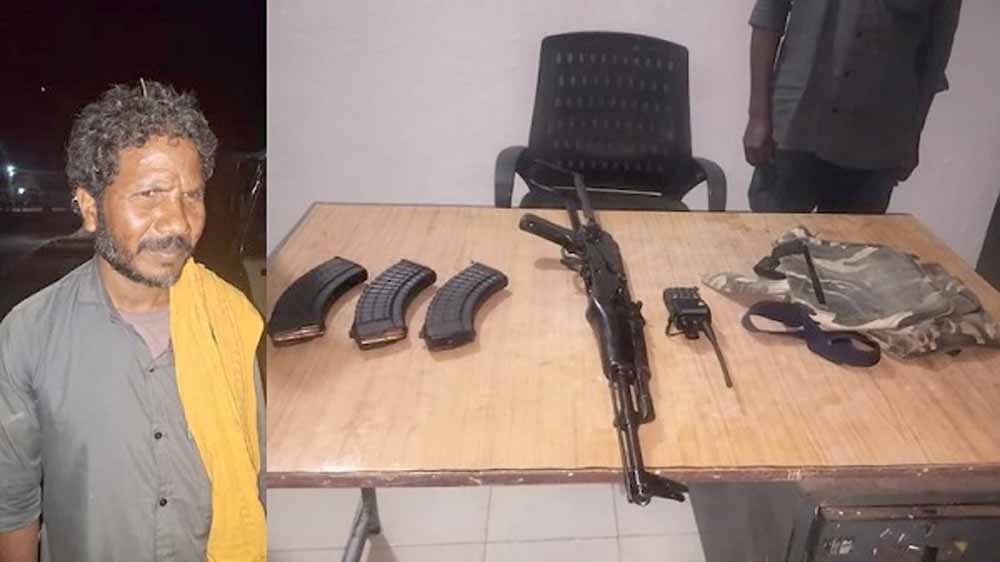 कांकेर में सुरक्षा बलों की बड़ी सफलता, माओवादी मल्लेश ने AK-47 के साथ किया आत्मसमर्पण कांकेर में सुरक्षा बलों की बड़ी सफलता, माओवादी मल्लेश ने AK-47 के साथ किया आत्मसमर्पण