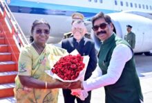 झारखंड पहुँचीं राष्ट्रपति द्रौपदी मुर्मु, राज्यपाल और मुख्यमंत्री हेमंत सोरेन ने किया गरिमामय स्वागत