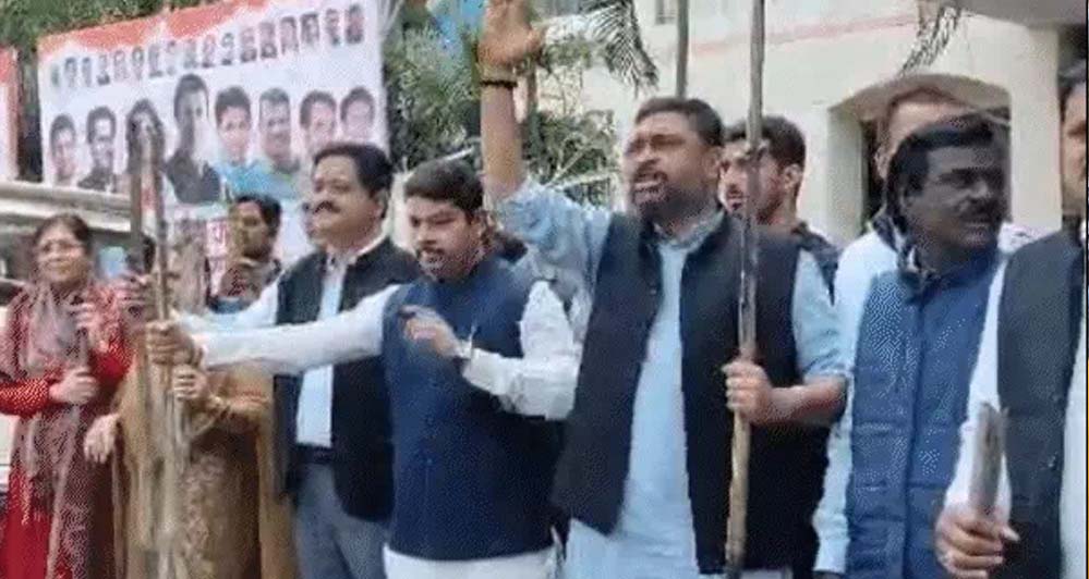 भोपाल में सियासी बवाल: कांग्रेस कार्यालय में घुसकर भाजपाईयों ने मचाया उत्पात, खिड़कियों के शीशे तोड़े