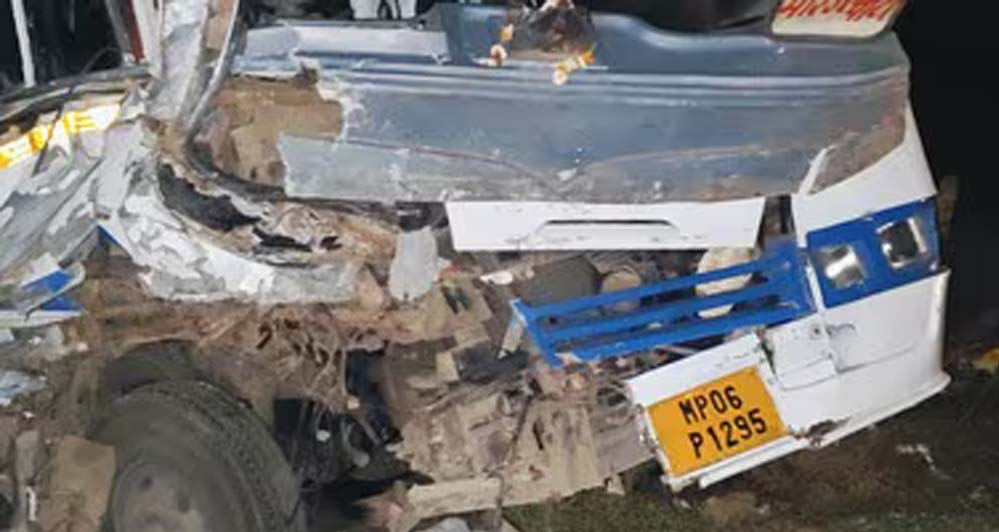 भिंड में दर्दनाक हादसा: बस और वन वाहन की भीषण टक्कर में 5 की मौत, 7 घायल भिंड में दर्दनाक हादसा: बस और वन वाहन की भीषण टक्कर में 5 की मौत, 7 घायल