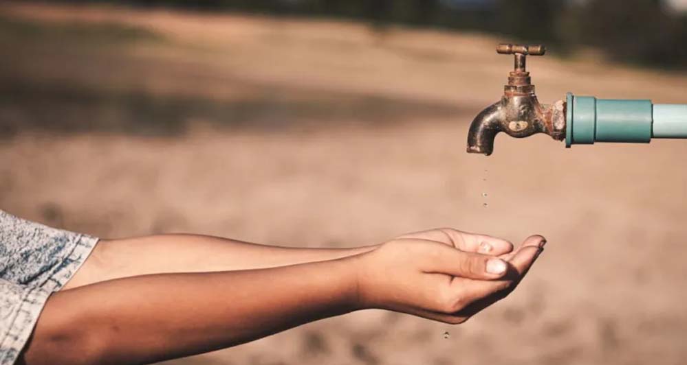 35 मौतों के बाद इंदौर में मंडराया जल संकट: 60 इलाकों में नल बंद, लाखों लोग प्रभावित 35 मौतों के बाद इंदौर में मंडराया जल संकट: 60 इलाकों में नल बंद, लाखों लोग प्रभावित