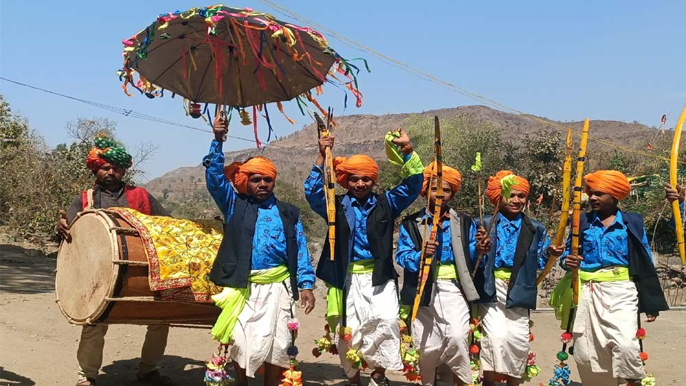 आलीराजपुर में भगोरिया पर्व, ढोल-मांदल की धुन पर आदिवासी नाचे, चांदी के आभूषण पहन थिरकतीं महिलाएं आलीराजपुर में भगोरिया पर्व, ढोल-मांदल की धुन पर आदिवासी नाचे, चांदी के आभूषण पहन थिरकतीं महिलाएं