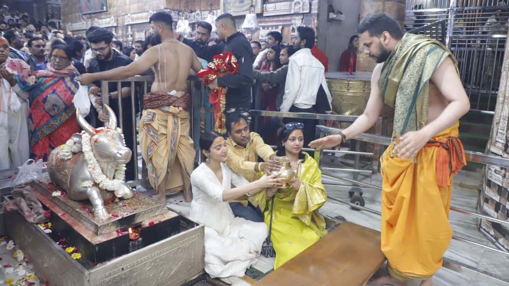 अभिनत्री मेधा शंकर बाबा महाकाल के दर्शन, दो घंटे तक की शिव आराधना