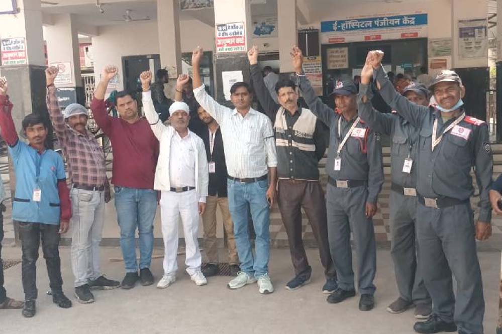 भोपाल में 30 हजार आउटसोर्स स्वास्थ्य कर्मियों का प्रदर्शन, जेपी परिसर में जुटे कर्मचारी, हड़ताल से स्वास्थ्य सेवाएं प्रभावित