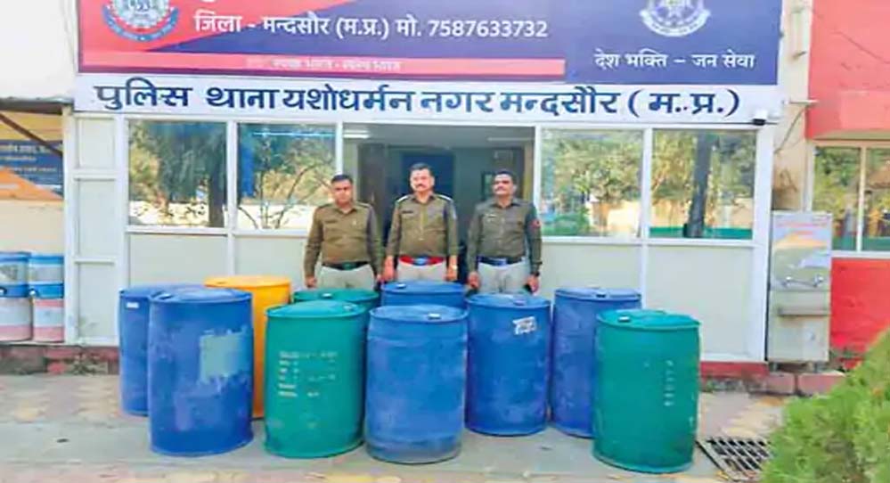 मंदसौर में MDMA फैक्ट्री का खुलासा, 1886 किलो केमिकल जब्त, 100 किलो ड्रग्स बनाने की तैयारी पर पुलिस ने किया रोक मंदसौर में MDMA फैक्ट्री का खुलासा, 1886 किलो केमिकल जब्त, 100 किलो ड्रग्स बनाने की तैयारी पर पुलिस ने किया रोक