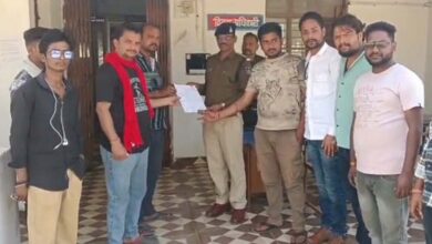 गाय को कुल्हाड़ी से मार घायल करने पर गुस्साए बजरंग दल वाले थाने मै की शिकायत गाय को कुल्हाड़ी से मार घायल करने पर गुस्साए बजरंग दल वाले थाने मै की शिकायत