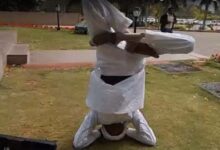 कांग्रेस विधायक ने विधानसभा में किया शीर्षासन, हर्ष फायरिंग पर FIR को लेकर जताया विरोध, सदन से वॉकआउट