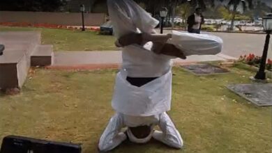 कांग्रेस विधायक ने विधानसभा में किया शीर्षासन, हर्ष फायरिंग पर FIR को लेकर जताया विरोध, सदन से वॉकआउट कांग्रेस विधायक ने विधानसभा में किया शीर्षासन, हर्ष फायरिंग पर FIR को लेकर जताया विरोध, सदन से वॉकआउट