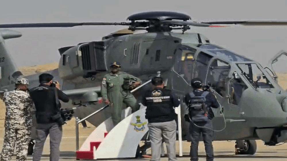 फाइटर हेलिकॉप्टर प्रचंड उड़ाने वाली पहली राष्ट्रपति Droupadi Murmu, कॉकपिट से वीर सैनिकों को दिया गर्व और धन्यवाद का संदेश फाइटर हेलिकॉप्टर प्रचंड उड़ाने वाली पहली राष्ट्रपति Droupadi Murmu, कॉकपिट से वीर सैनिकों को दिया गर्व और धन्यवाद का संदेश