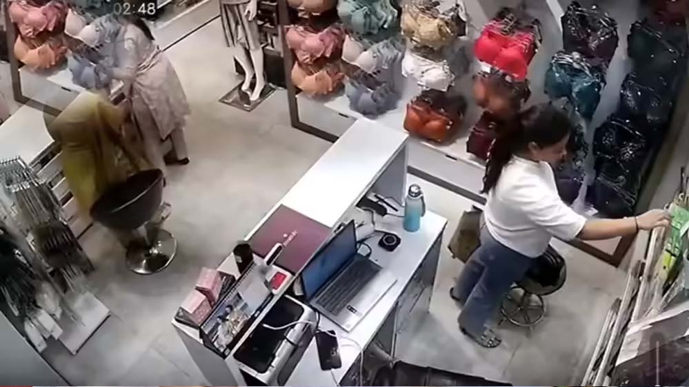 वाराणसी में महिला ने कपड़ा शोरूम से 10 हजार के लेडीज अंडरगारमेंट्स चोरी किए, दुकानदार ने CCTV पुलिस को सौंपा