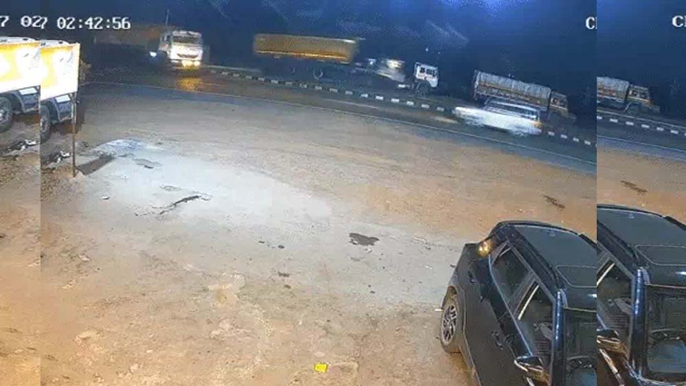 बिलासपुर में ट्रेलर ने स्कॉर्पियो को मारी रॉन्ग साइड टक्कर, 4 की मौत, गैस कटर से गाड़ी काटकर निकाले शव