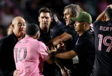 शर्टलेस फैन ने मचाई अफरा-तफरी, पिच पर गिर पड़े लियोनेल मेसी