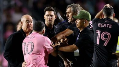 शर्टलेस फैन ने मचाई अफरा-तफरी, पिच पर गिर पड़े लियोनेल मेसी