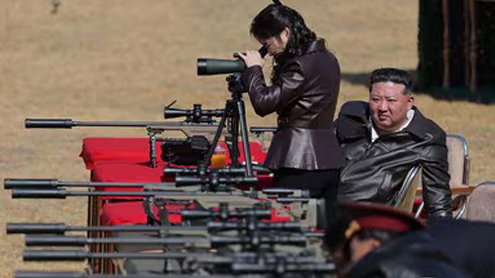 किम जोंग उन ने अधिकारियों को दीं स्नाइपर राइफल, बेटी को देखा निशाना लगाते हुए