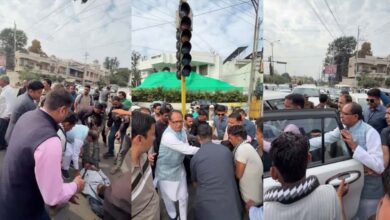 कृषि मंत्री शिवराज ने सड़क पर तड़पते युवक को देखा, काफिला रुकवाकर खुद अस्पताल पहुंचाया कृषि मंत्री शिवराज ने सड़क पर तड़पते युवक को देखा, काफिला रुकवाकर खुद अस्पताल पहुंचाया