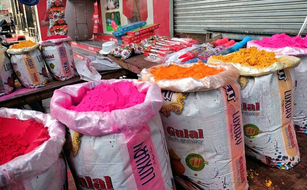 होली की मस्ती में सराबोर रांची, पिचकारी से लेकर हर्बल गुलाल तक रंग-बिरंगे बाजारों की रौनक