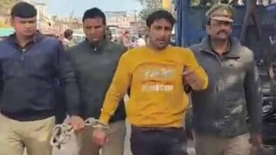 स्कूटी से छह किमी पीछा कर पुलिस ने सपा नेता को पकड़ा, इलाके में निकाला जुलूस, क्या हैं आरोप? स्कूटी से छह किमी पीछा कर पुलिस ने सपा नेता को पकड़ा, इलाके में निकाला जुलूस, क्या हैं आरोप?