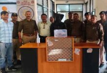 अड़ीबाजी और मारपीट के मामले में फरार आरोपी कट्टे के साथ गिरफ्तार