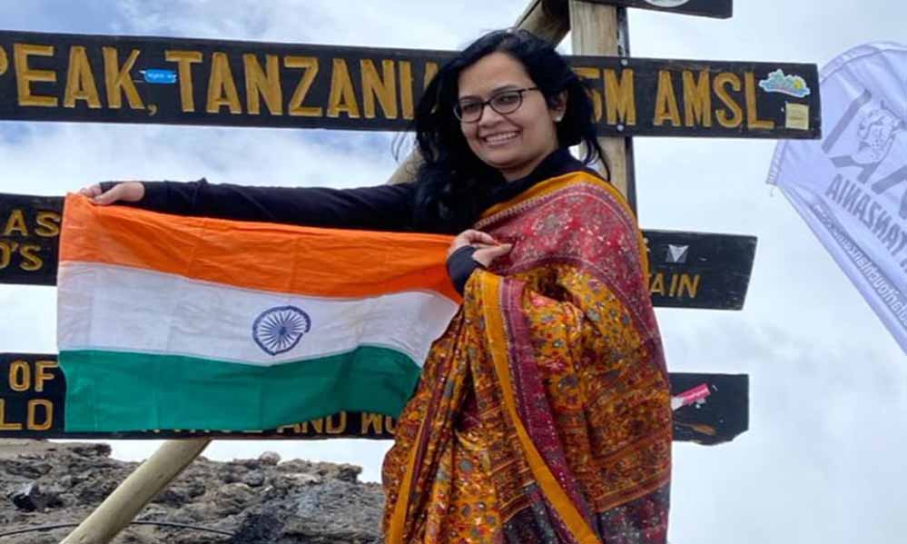 इंदौर की बेटी आंकाक्षा ने 19,000 फीट ऊंची किलिमंजारो चोटी पर चढ़ाई, साड़ी पहन लहराया तिरंगा