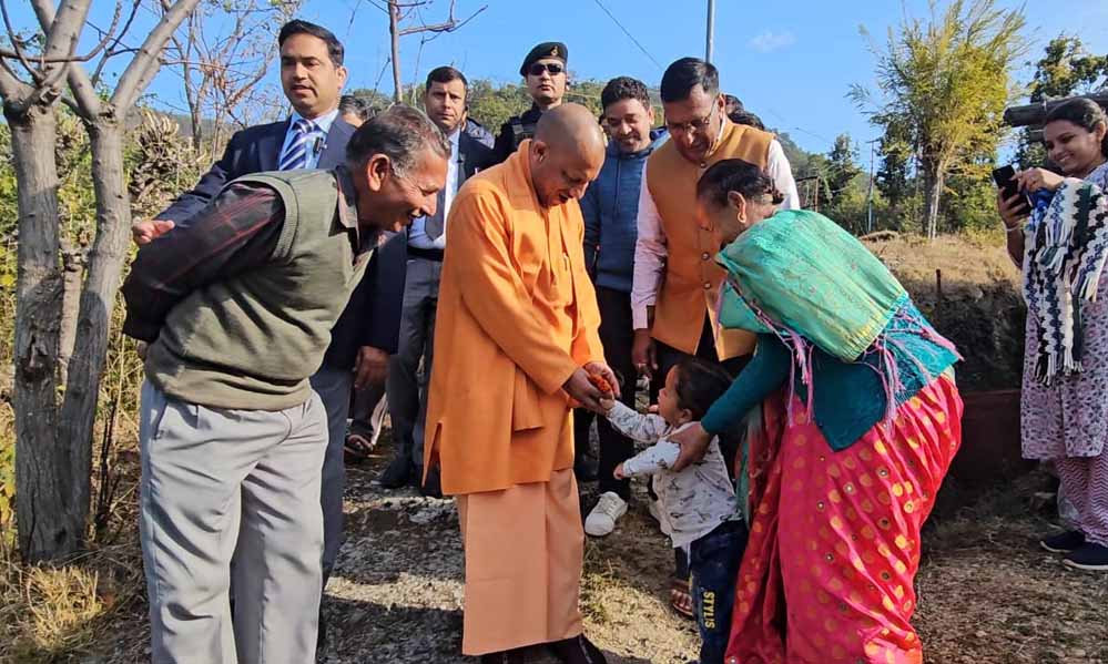 बच्चों के बीच उमड़ा ‘बाबा’ का बालप्रेम,  मुख्यमंत्री योगी आदित्यनाथ ने उत्तराखंड के अपने पैतृक गांव पंचूर में किया रात्रि विश्राम