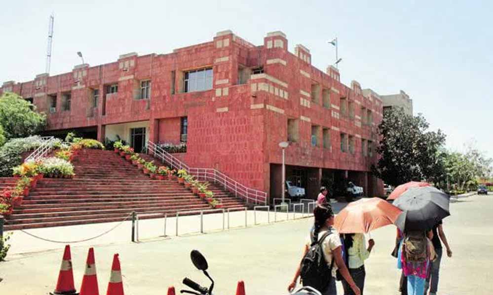 JNU में हड़ताल का असर: पदाधिकारियों को एक साल के लिए बाहर किया गया, वापस लेने की उठी मांग