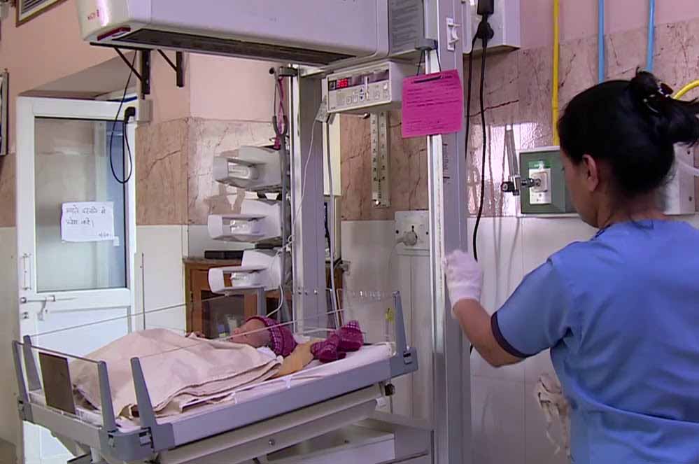 कानपुर में नवजात की दर्दनाक मौत: वार्मर मशीन में भूलकर छोड़ दिया, डॉक्टर फरार