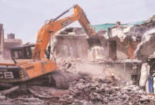 जिला प्रशासन की बड़ी कार्रवाई, एमवाय अस्पताल के पीछे 20 हजार वर्गफीट सरकारी जमीन से अतिक्रमण हटाया