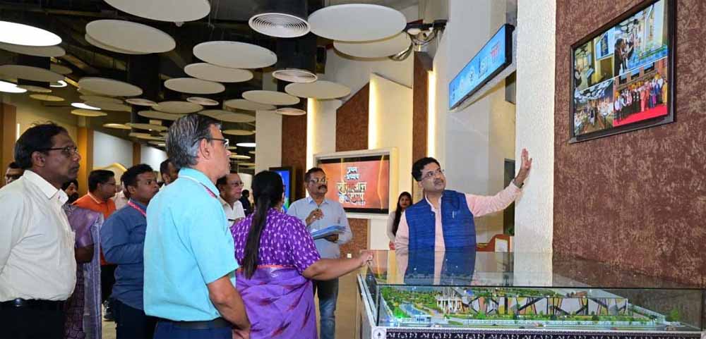 शहीद वीर नारायण सिंह जनजातीय संग्रहालय में स्वच्छता के लिए अधिकारियों-कर्मचारियों का संकल्प शहीद वीर नारायण सिंह जनजातीय संग्रहालय में स्वच्छता के लिए अधिकारियों-कर्मचारियों का संकल्प