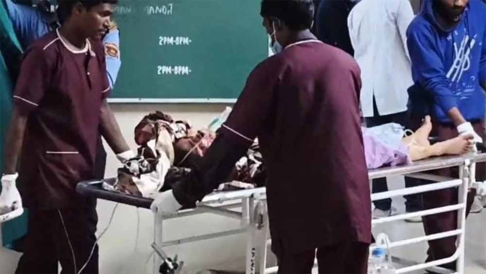 कोरबा में सनसनी: पति ने पत्नी पर चापड़ से ताबड़तोड़ वार, बचाने आई मां-बहन भी घायल कोरबा में सनसनी: पति ने पत्नी पर चापड़ से ताबड़तोड़ वार, बचाने आई मां-बहन भी घायल