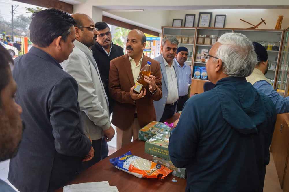 भारतीय कृषि अनुसंधान परिषद के महानिदेशक ने इंदिरा गांधी कृषि विश्वविद्यालय के उत्पाद विक्रय काउंटर का किया अवलोकन