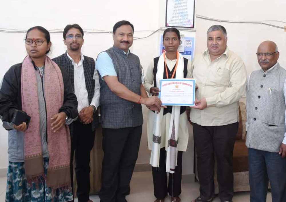 राज्य स्तर पर चमकी छात्रा सुधा सिंह: हैमर थ्रो में तीसरा स्थान, पर्यटन मंत्री राजेश अग्रवाल ने किया सम्मान