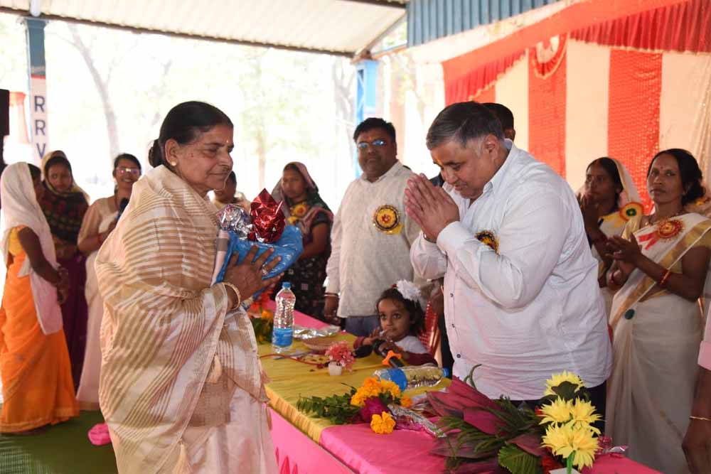 रामगढ़ में मितानिनों द्वारा आयोजित स्वास्थ्य पंचायत सम्मेलन में शामिल हुए पर्यटन एवं संस्कृति मंत्री  राजेश अग्रवाल