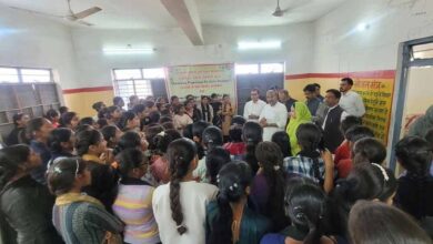 कच्ची रोटियां देख भड़के केंद्रीय मंत्री खटीक, बोले– अपनी बेटी समझकर खिलाओ खाना कच्ची रोटियां देख भड़के केंद्रीय मंत्री खटीक, बोले– अपनी बेटी समझकर खिलाओ खाना